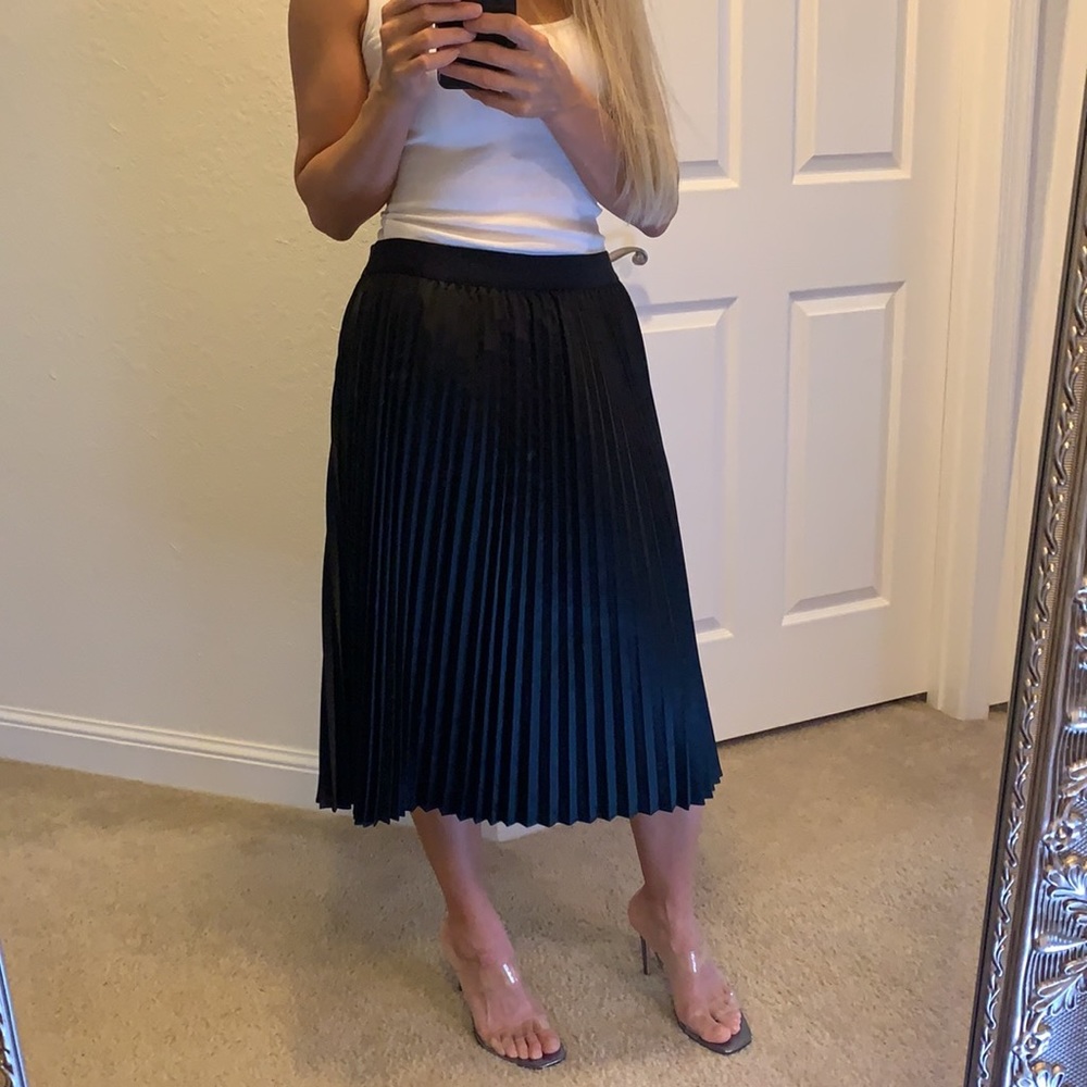 T TAHARI PHEOBE Black Satin Pleated Skirt size M - Picture 7 of 15